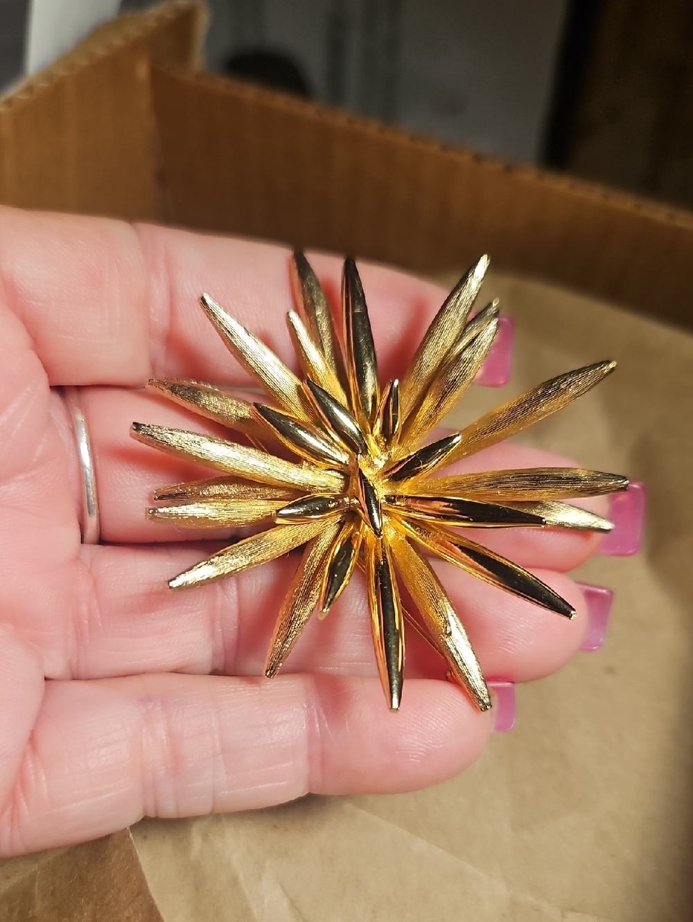 BROUCHER BROOCH, STARBURST GOLD BROOCH, VINTAGE BROUCHER BROOCH - Picture 9 of 12